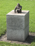 908034 Afbeelding van het (als grap bedoelde?) beeldje van een gorilla op de sokkel van het gestolen beeldhouwwerk 'de ...